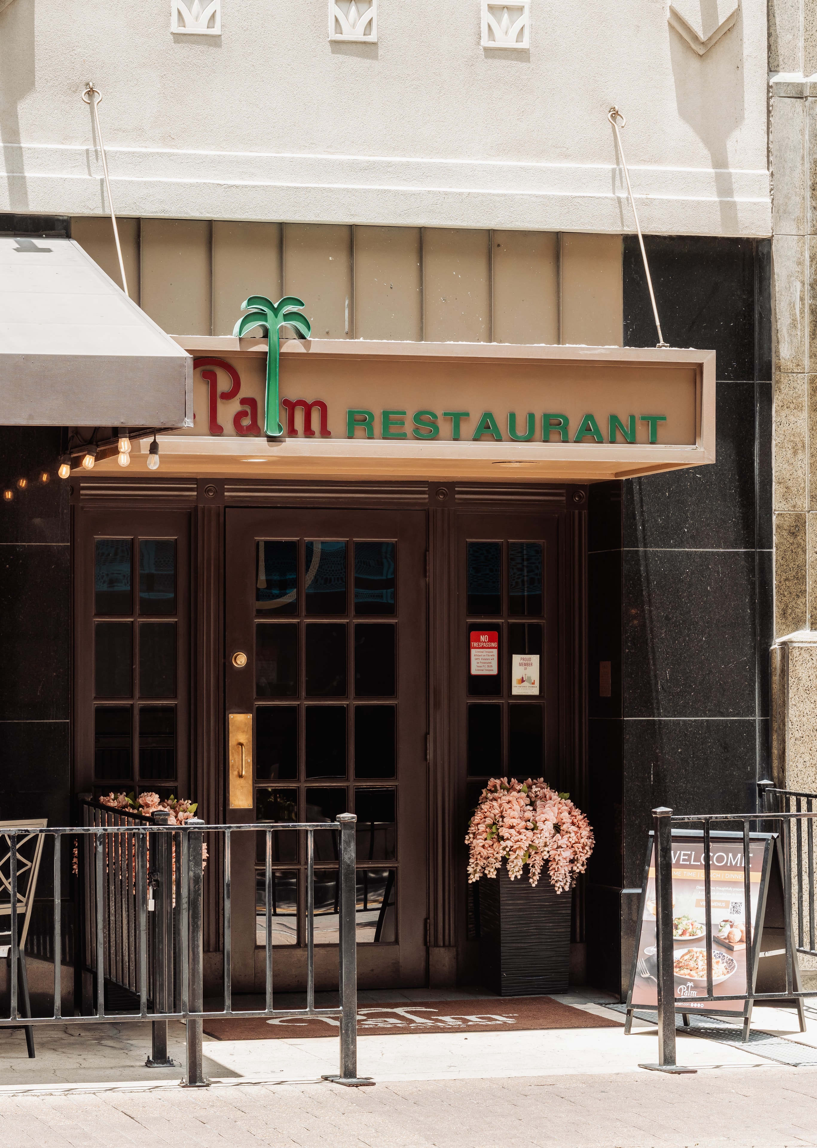 Palm Restaurant storefront signage and architecture